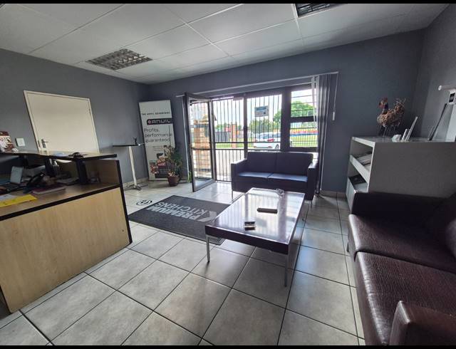 1,112M² WAREHOUSE TO LET IN AIRPORT PARK